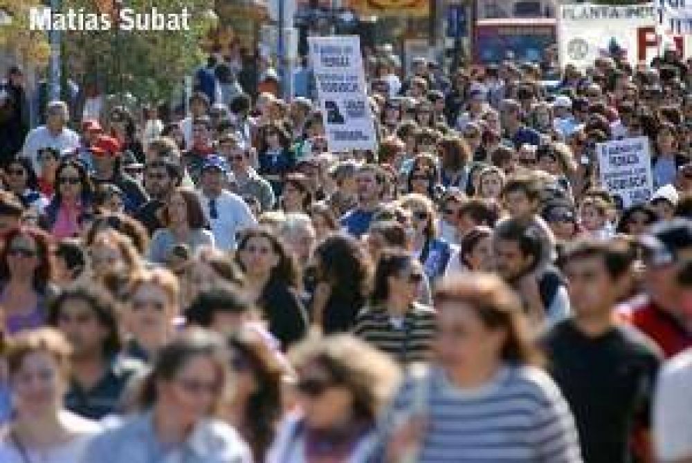 Cerca de 15 mil personas dijeron Carlos Fuentealba presente