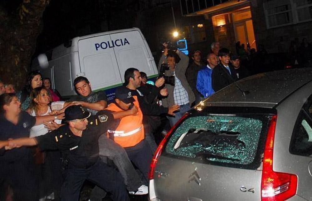 Durante y tras la lectura del veredicto hubo incidentes adentro y afuera den Tribunales