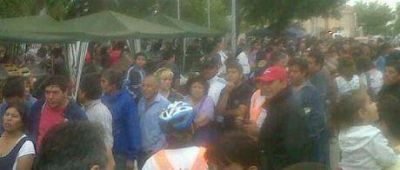 Una multitud intentaba comprar pescado