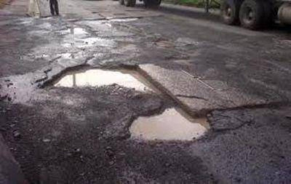 Peligrosas roturas asf�lticas en las calles de la ciudad