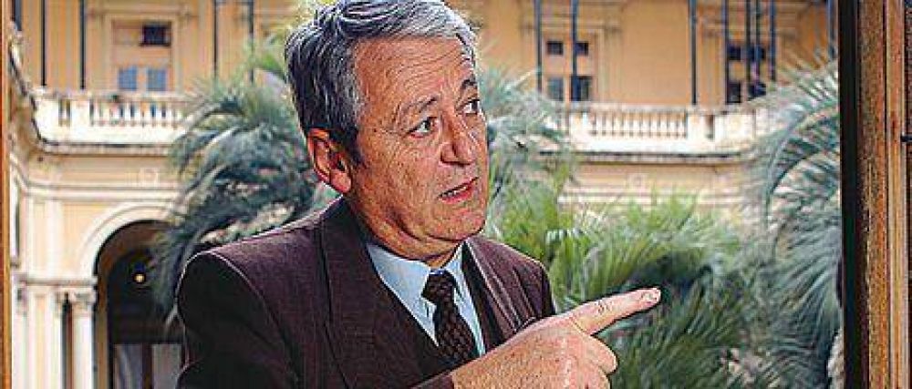 El kirchnerismo embiste otra vez contra Cobos y pide su renuncia.