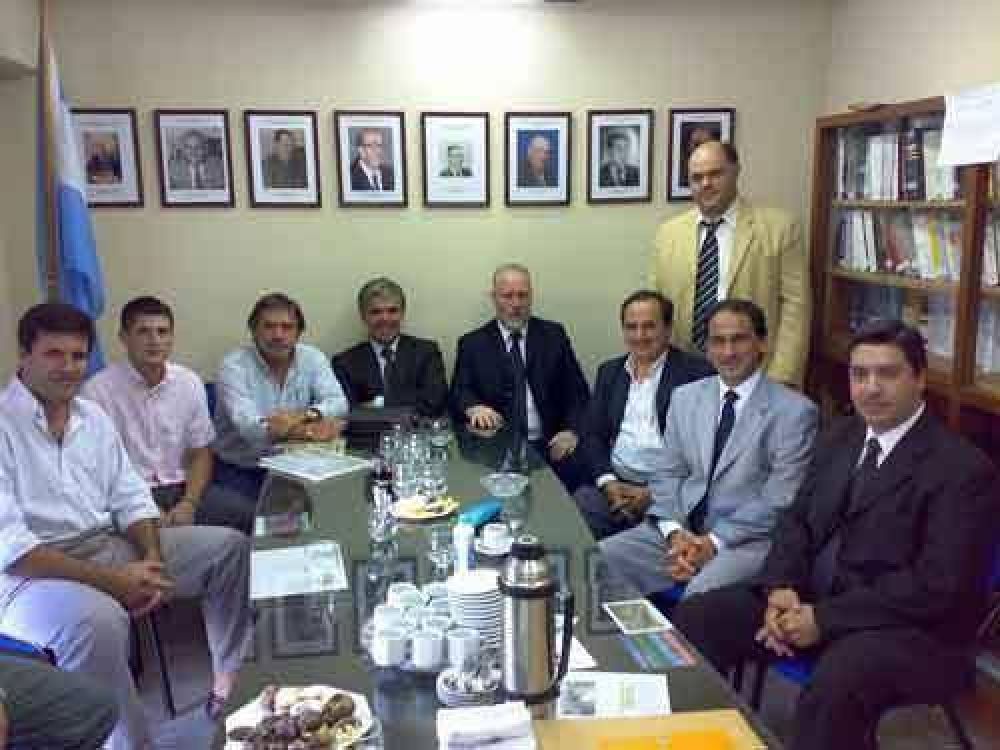 Auza y abogados avanzan en un programa de asesoramiento gratuito en barrios.