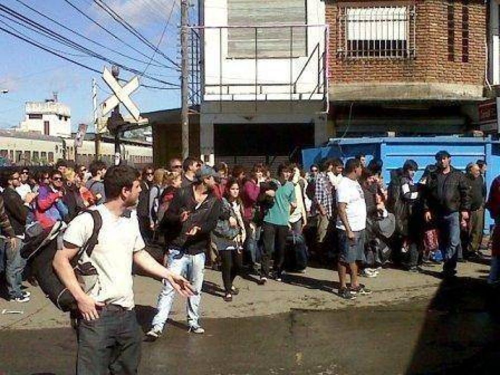 Quince horas varados en el tren por los destrozos de la tormenta 