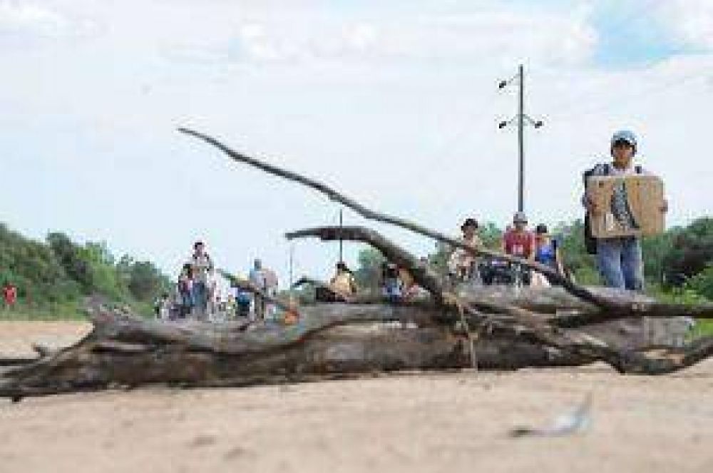 Mendoza escuch� en Pompeya a las partes en conflicto y regres�.