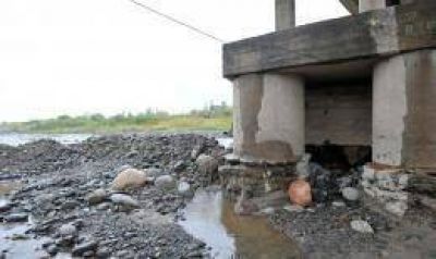Los cimientos del puente del r�o Lules est�n peligrosamente expuestos