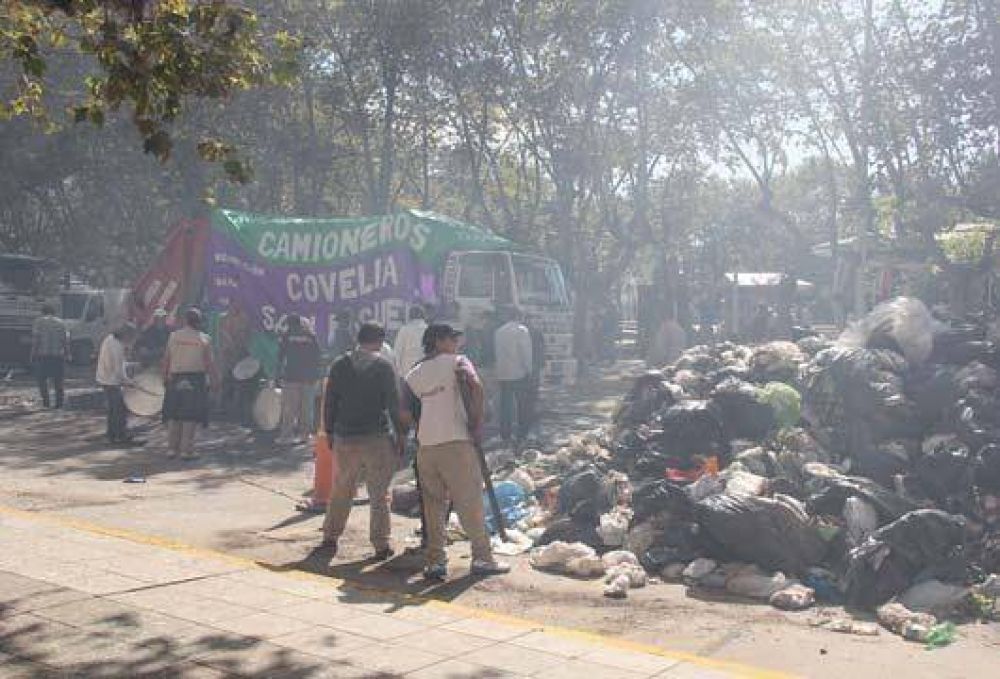 Humo y basura en el centro de San Miguel