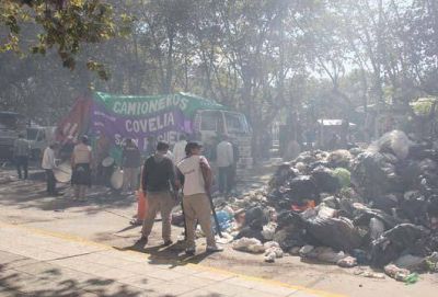 Humo y basura en el centro de San Miguel