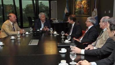 De la Sota anunci� la instalaci�n de una decena de f�bricas