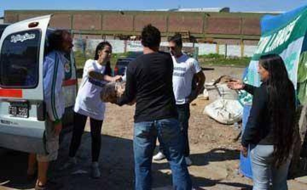 Lan�s: Con cr�ticas al Estado municipal, camioneros de Lan�s colabor� con las v�ctimas del temporal
