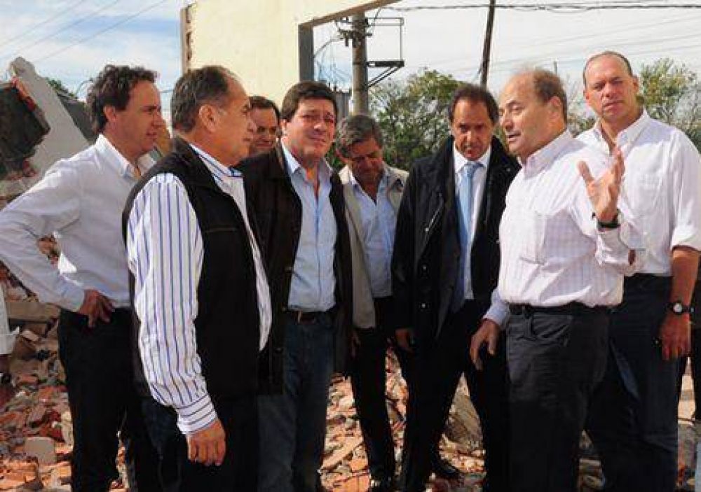 Scioli, Mariotto y Descalzo recorrieron los barrios afectados por la tormenta