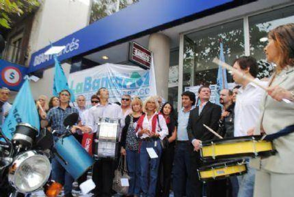 Bancarios protestaron ante el Banco Franc�s con rotundo apoyo de la CGT Regional