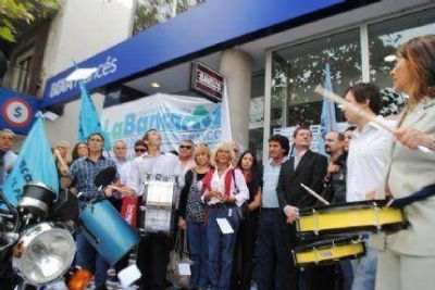 Bancarios protestaron ante el Banco Franc�s con rotundo apoyo de la CGT Regional