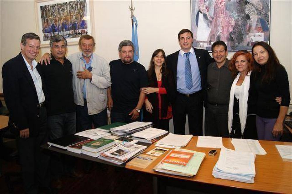 LUJ�N - EL DR. LUCIANI RECIBIO A LA ASOCIACION ARGENTINA DE ACTORES QUE CONSTRUIRA SU SEDE RECREATIVA EN NUESTRA CIUDAD