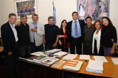 LUJ�N - EL DR. LUCIANI RECIBIO A LA ASOCIACION ARGENTINA DE ACTORES QUE CONSTRUIRA SU SEDE RECREATIVA EN NUESTRA CIUDAD