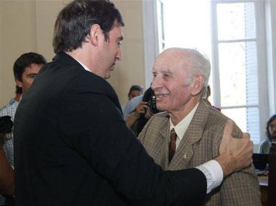 LUJ�N - EL DOCTOR LUCIANI SALUDO A OSVALDO �TITO� PESCIO QUE FUE RECONOCIDO COMO CIUDADANO DESTACADO EN EL HONORABLE CONCEJO DELIBERANTE