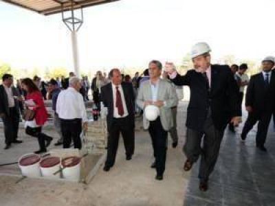 El Gobernador visit� obras y entreg� netbooks