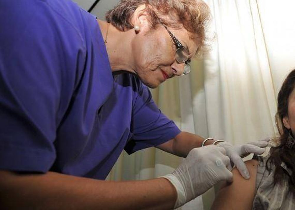 Vacunan a personal de Salud contra la gripe
