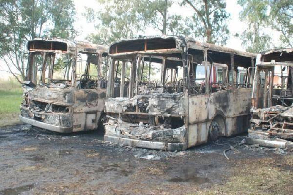 Investigan las causas de un incendio de colectivos en la l�nea �11 de Mayo�