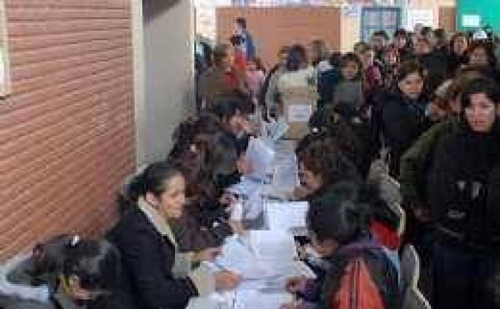 El 74% de la gente no simpatiza con partidos.