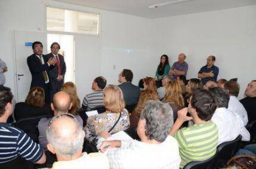 Reuni�n con comerciantes de la calle 12 de Octubre por el nuevo C�digo de Publicidad