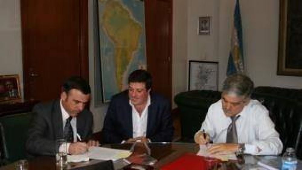TELLECHEA FIRM� CON DE VIDO Y MARIOTTO POR 11 MIL LUMINARIAS