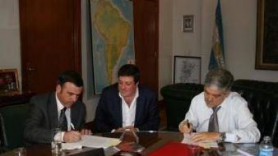 TELLECHEA FIRM� CON DE VIDO Y MARIOTTO POR 11 MIL LUMINARIAS