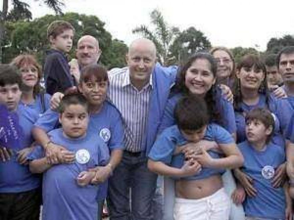 Lomas: lo s vecinos fueron a la Plaza para conocer m�s sobre el autismo