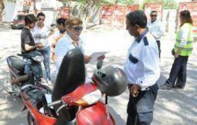 Capital. Desde julio se exigir� seguro y espejos en las motos