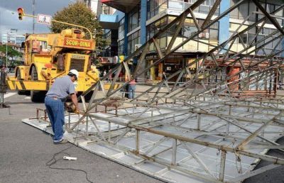 Otra esquina de Luro e Independencia ya qued� libre de carteles y marquesinas
