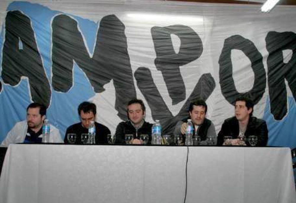 En el exterior investigan a La C�mpora