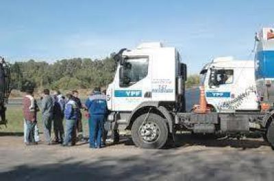 Camioneros bloquearon la planta de YPF en Junn