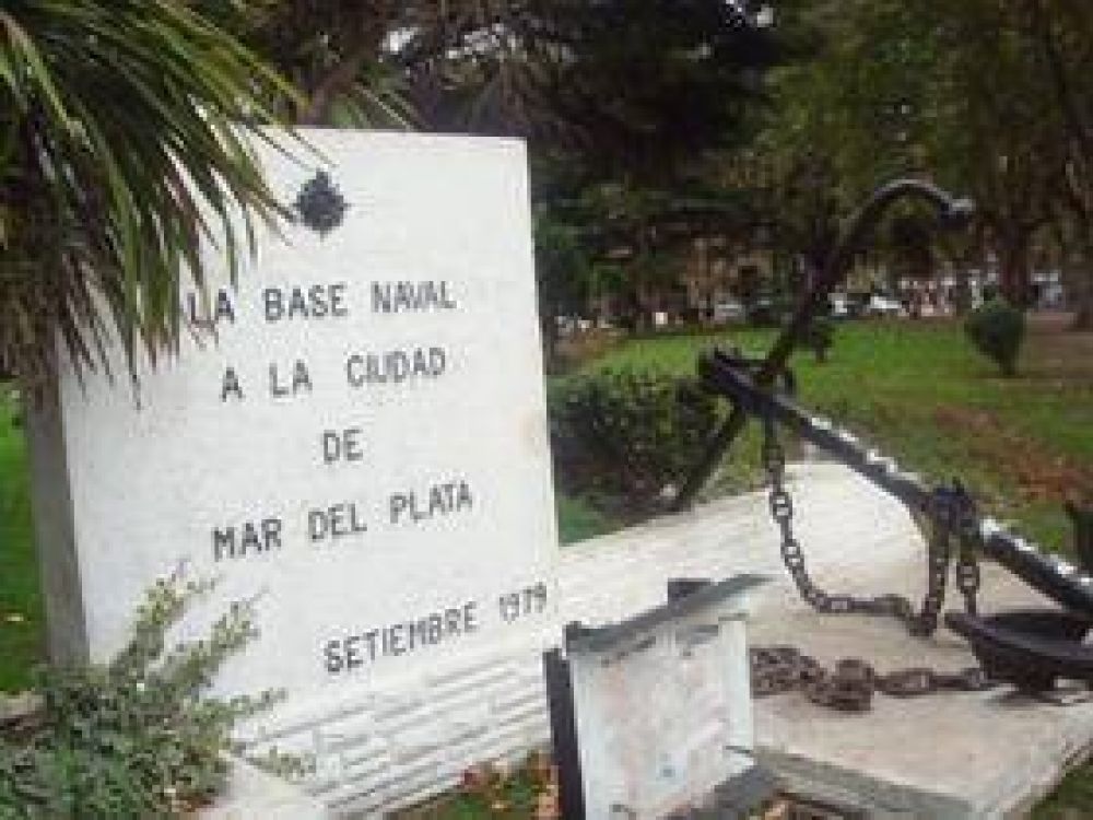 Solicitan demoler un monumento de la dictadura