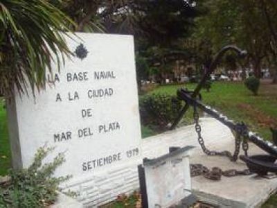 Solicitan demoler un monumento de la dictadura