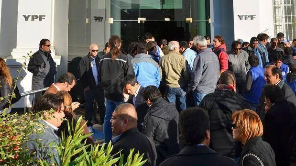 Buzzi y Di Pierro lideraron la toma simb�lica de las oficinas de YPF