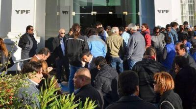 Buzzi y Di Pierro lideraron la toma simb�lica de las oficinas de YPF