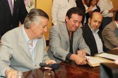  Con fondos mineros terminar�n el polideportivo de J�chal