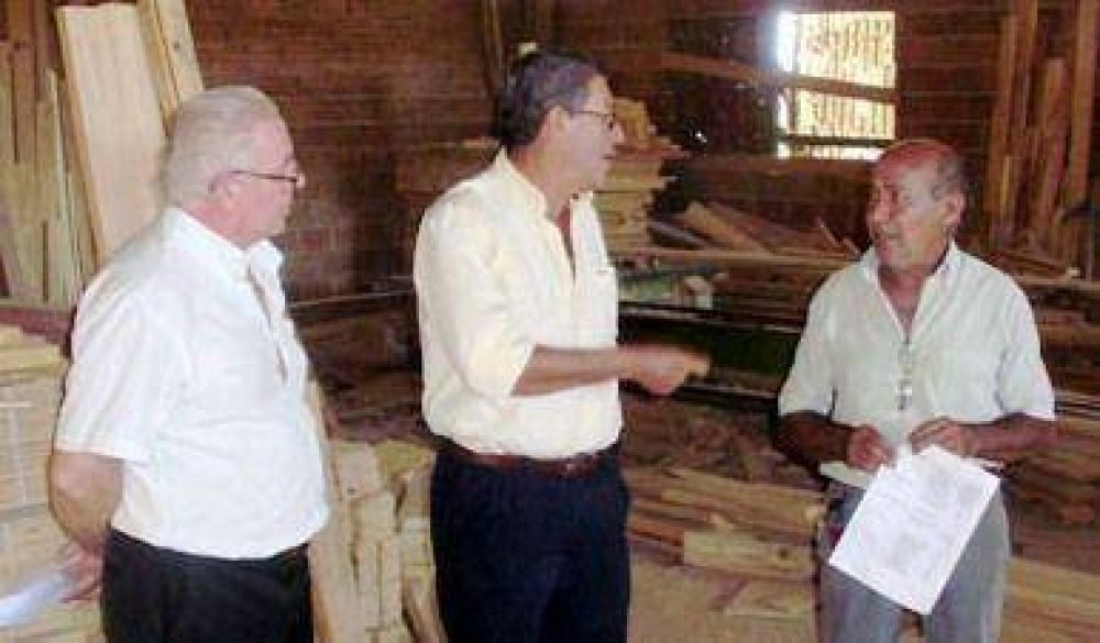 El renovador Cura construye su propia f�brica de muebles con dinero del IPLYC