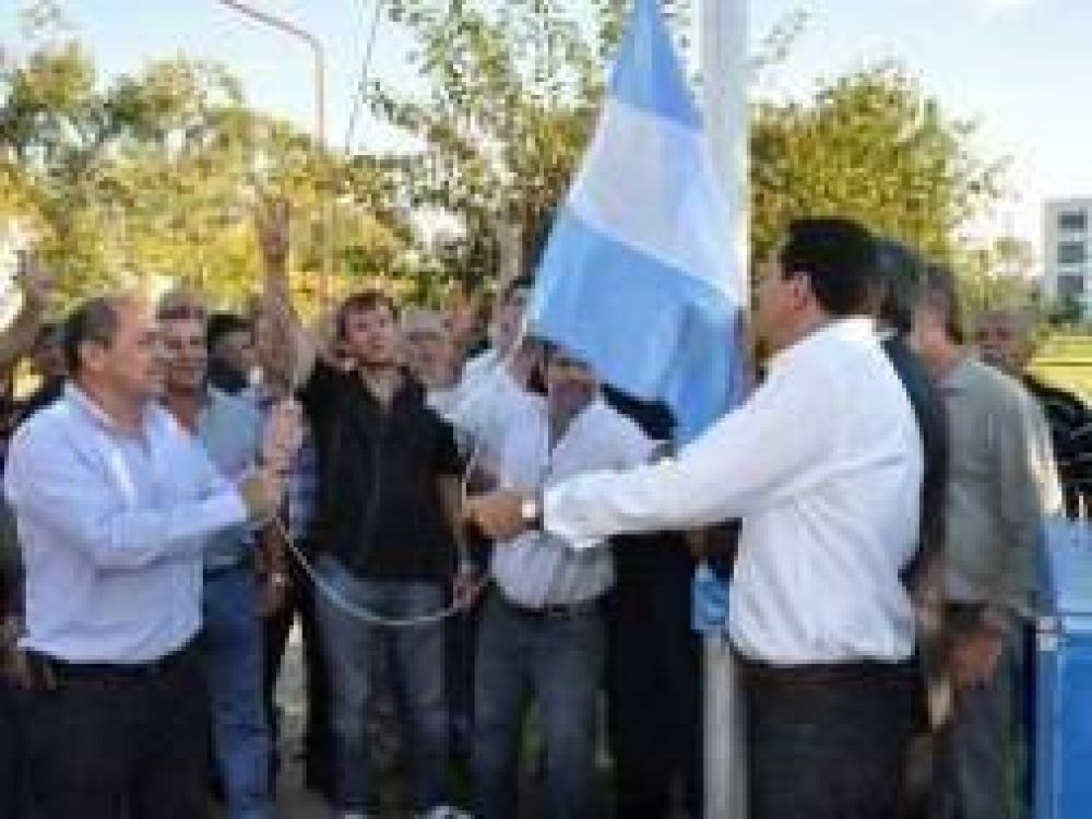 Secco y Slezack encabezaron acto frente a la destiler�a de YPF en apoyo a la expropiaci�n