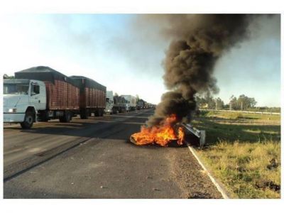 Trabajadores municipales de Chajar� cortaron la ruta 14 durante dos horas