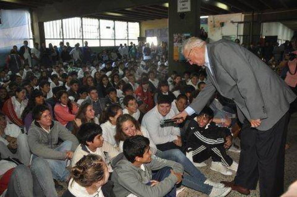 El general Mart�n Balza brind� una charla en Luj�n sobre Malvinas