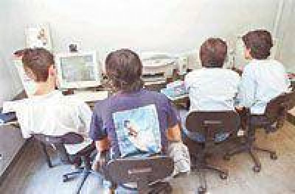 Reclaman que se eduque en la escuela sobre riesgos de internet para los ni�os. 