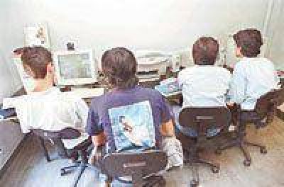 Reclaman que se eduque en la escuela sobre riesgos de internet para los ni�os. 