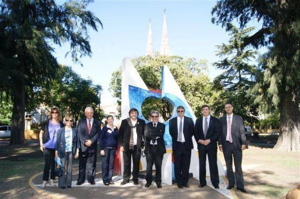 LUJ�N - EL DR. LUCIANI RECIBIO AL CONSUL GENERAL DE FRANCIA QUIEN SE INTERIORIZ� DE DISTINTOS ASPECTOS DE NUESTRA CIUDAD