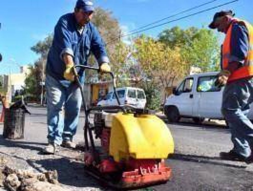 Quiroga pone m�s plata para tapar baches
