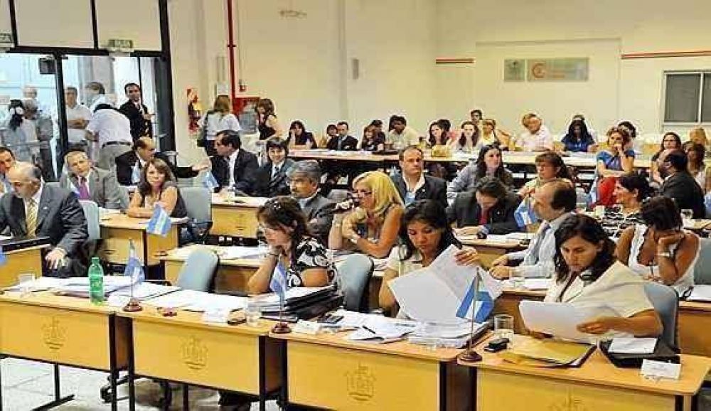 El Concejo rechaza discutir los salarios de los municipales