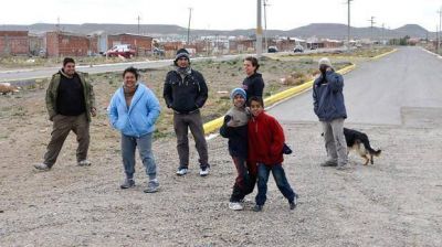 Los ocupantes de Km 8 seguir�n en esos lotes pero pagar�n los servicios