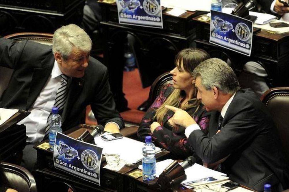Diputados K decoraron sus bancas con afiches de la UOM de La Matanza