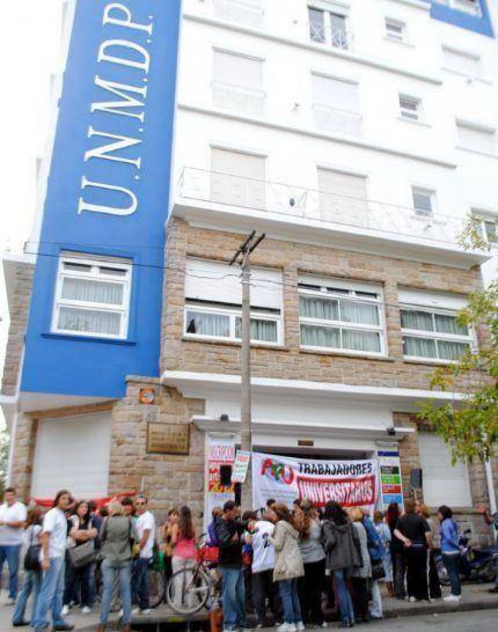�Pareciera que nos toman el pelo�, dijo el Secretario General de la Asociaci�n Personal de la Universidad