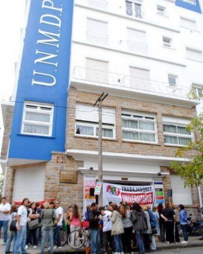 �Pareciera que nos toman el pelo�, dijo el Secretario General de la Asociaci�n Personal de la Universidad