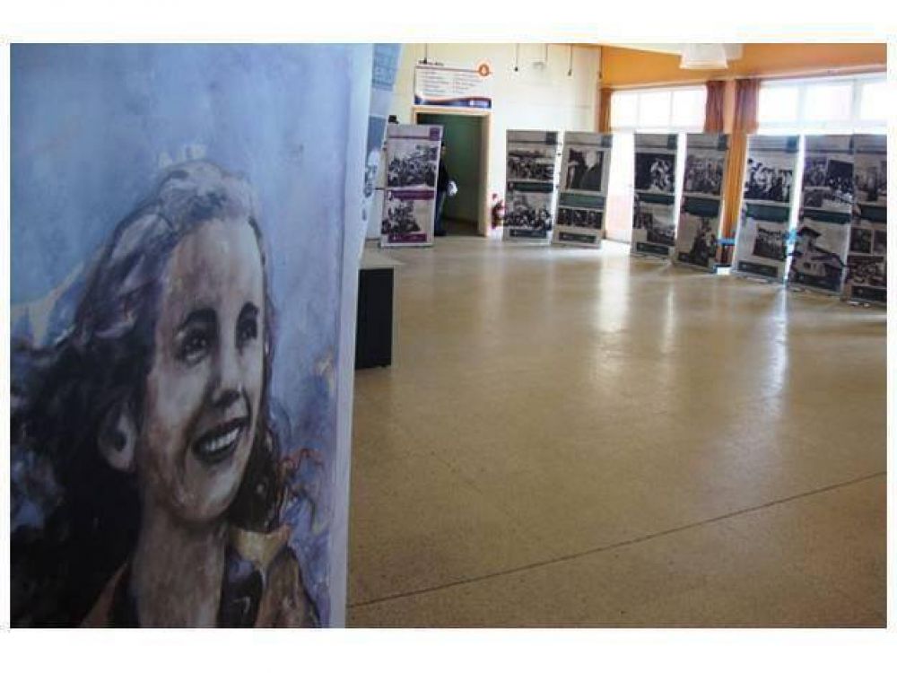 Sigue su recorrido por Entre R�os la Muestra Eva Per�n: Mujer del Bicentenario